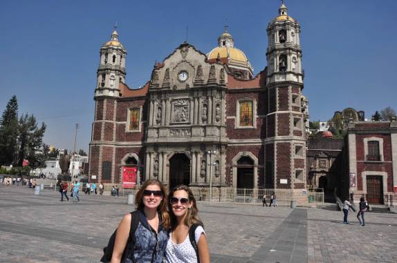 Ana, Valéria e a antiga Basílica do Santuário de Guadalupe, na Cidade do México